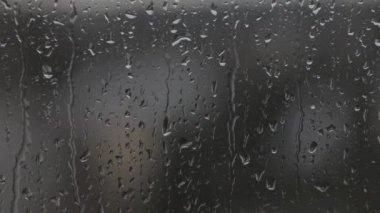 Kötü hava koşullarında pencereye yağmur damlaları düşer. Fırtınalı bir günün karamsar ve düşünceli atmosferi. Pencereye vuran yağmurun sesi görselleri tamamlıyor, dışarıda fırtınalar eserken bir samimiyet ve içgözlem hissi uyandırıyor..