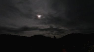 Kara bulutlar ayın önünden geçiyor.