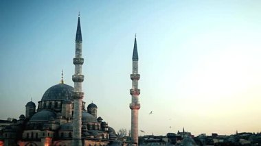Sabahleyin uçan kuşlarla birlikte cami.