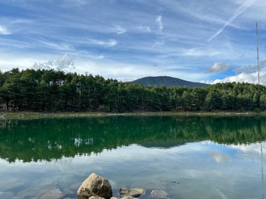 Engolaster Gölü, ormanın ortasında bir su havuzu.