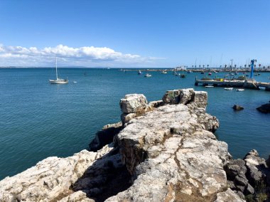 Sakin Atlantik Okyanusu 'na bakan büyük kaya ve arka planda gemiler..