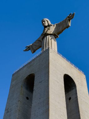 Yüce İsa 'nın ihtişamı, mavi gökyüzünün arka planına karşı..