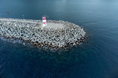 Kaya kırılma suyundaki deniz feneri. 
