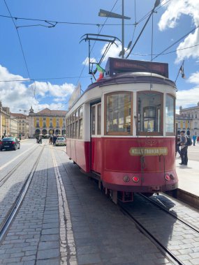 Lizbon şehrinin ünlü kırmızı tramvayı