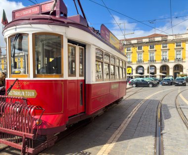 Lizbon şehrinin ünlü kırmızı tramvayı