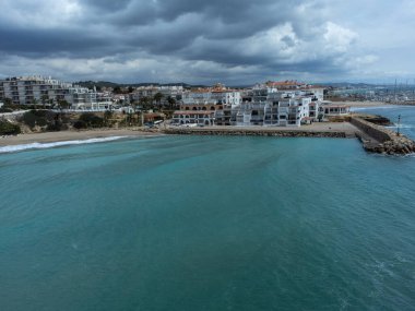Akdeniz 'in Roc de Sant Gaieta, Tarragona' daki hava manzarası.