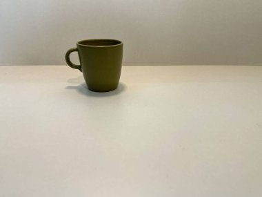 Beyaz arka plan üzerinde izole yeşil kahve kupa