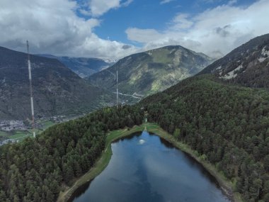 Ormandaki ayna gölünün havadan görünüşü. Engolasters Gölü, Canillo, Andorra.