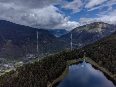 Ormandaki ayna gölünün havadan görünüşü. Engolasters Gölü, Canillo, Andorra.