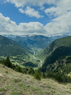 Dağların zirvesinden Andorra 'nın inanılmaz manzarası. Mirador del Quer