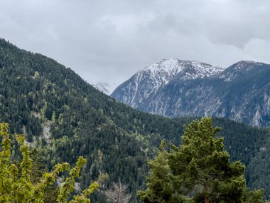 İlkbaharda Andorra 'nın karla kaplı dağları