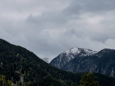 İlkbaharda Andorra 'nın karla kaplı dağları