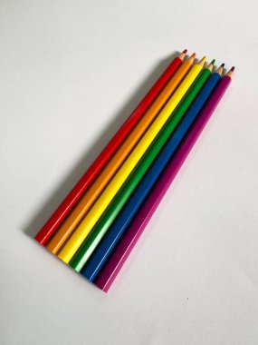 lgtbi bayrağı renkli kalemlerden yapılmıştır.