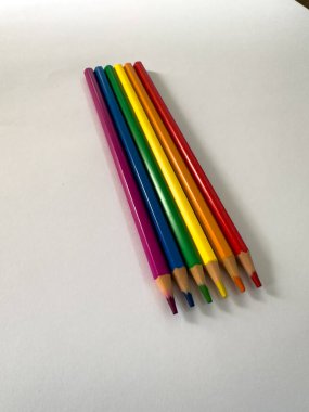lgtbi bayrağı renkli kalemlerden yapılmıştır.