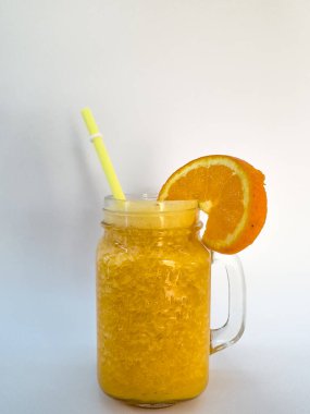 Beyaz arka planda portakal suyu.