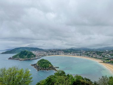 San Sebastian, Guipuzkoa 'daki Monte Igueldo' dan La Concha sahilinin hava manzarası..