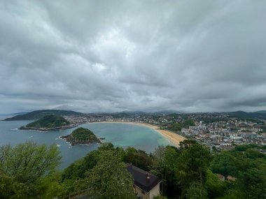 San Sebastian, Guipuzkoa 'daki Monte Igueldo' dan La Concha sahilinin hava manzarası..