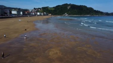 Donosti 'deki Zarautz Sahili' nin havadan görüntüsü. Drone görünümü.