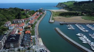 Zumaia limanının havadan görüntüsü. Guipuzkoa. Drone görünümü.