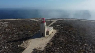Algarve kıyısındaki deniz fenerinin havadan görünüşü. Portekiz