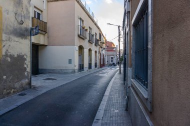 Şehir merkezinde terk edilmiş bir cadde.