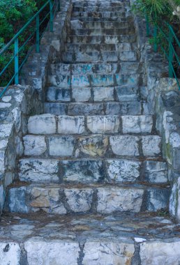 İki kat arasındaki eski taş merdiven.