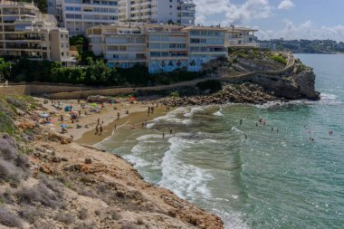Salu sahilinde yazın panoramik manzarası