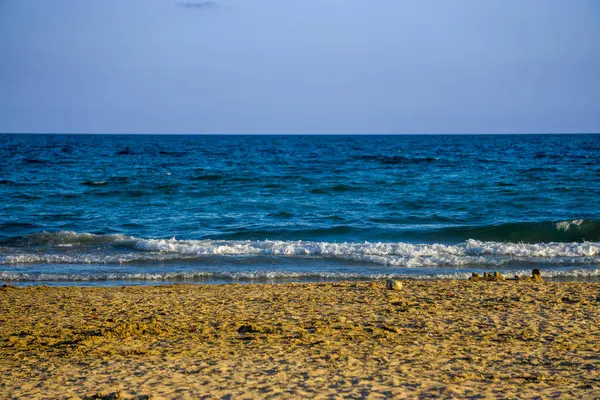 Ufukta mavi gökyüzü olan salou plajı