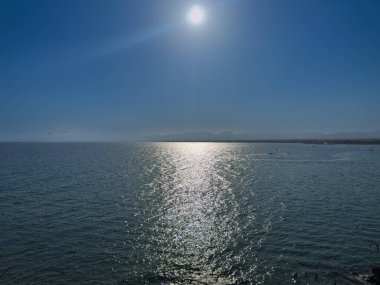 Sakin denizin üzerinde gün batımı