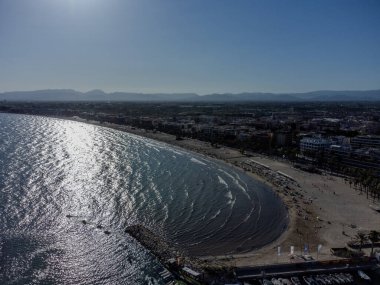 Sakin denizin üzerinde gün batımı