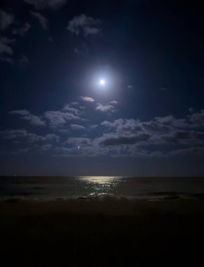 Süper ay. Renkli gökyüzü bulut ve akşam deniz manzarası üzerinde parlak dolunay ile. Serenity doğa arka plan, geceleyin açık. İşlem çapraz. Kendi fotoğraf makinesi ile çekilen ay.