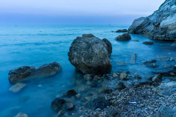 İpek efektli büyük kayalar.
