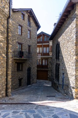 Ordino 'daki taş evlerin ve kilisenin yanındaki kafe terasında. Andorra Prensliği' nin en kuzeyindeki kilise..