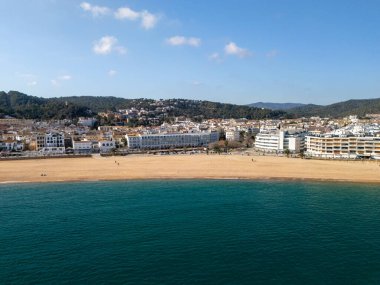 Tossa de mar plajının insansız hava aracı görüntüsü.