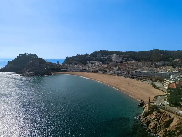 Tossa de mar plajının insansız hava aracı görüntüsü.