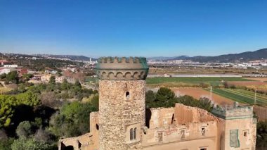 Terk edilmiş şatonun Arial manzarası