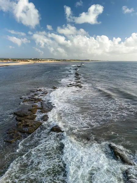  Kayalara çarpan okyanus dalgaları.