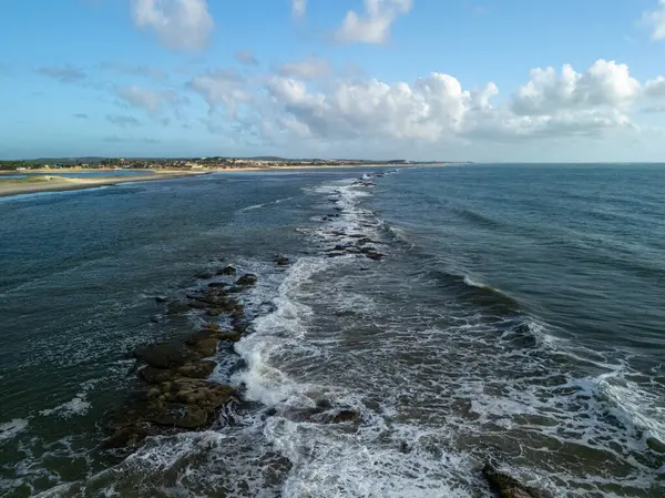  Kayalara çarpan okyanus dalgaları.