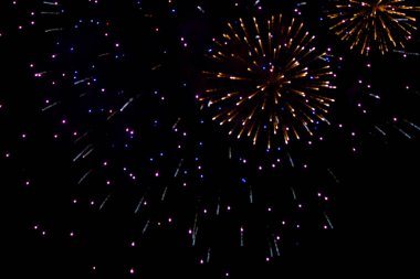 Metalik altın bej rengi kahverengi havai fişekler gece mavisi siyah gökyüzü üzerinde parıldıyor. Mutlu Yeni Yıl Diwali kutlamaları için ışıldayan parlak yatay vektör arkaplan gibi. Kutlama kartları, posterler ve yasaklama kartları.