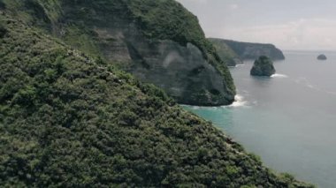 Nusa Penida Bali Endonezya 'daki Kelingking Sahili' nin havadan görünüşü