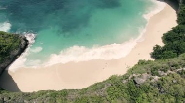 Nusa Penida Bali Endonezya 'daki Kelingking Sahili' nin havadan görünüşü