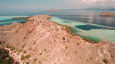 Labuan Bajo Flores 'in Endonezya' daki adanın, denizin, plajın havadan görünüşü