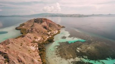 Labuan Bajo Flores 'in Endonezya' daki adanın, denizin, plajın havadan görünüşü