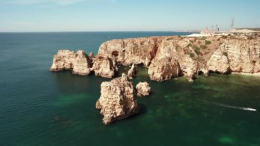 Algarve Lagos Portekiz 'deki Cliff, Sea ve Beach' in havadan görünüşü