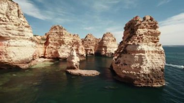 Algarve Lagos Portekiz 'deki Cliff, Sea ve Beach' in havadan görünüşü