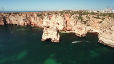 Algarve Lagos Portekiz 'deki Cliff, Sea ve Beach' in havadan görünüşü