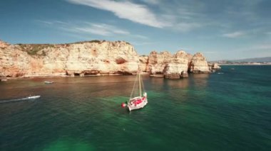 Algarve Lagos Portekiz 'deki Cliff, Sea ve Beach' in havadan görünüşü