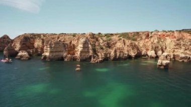 Algarve Lagos Portekiz 'deki Cliff, Sea ve Beach' in havadan görünüşü