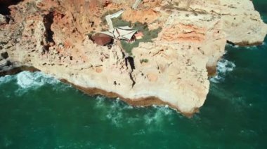 Algarve Lagos Portekiz 'deki Cliff, Sea ve Beach' in havadan görünüşü