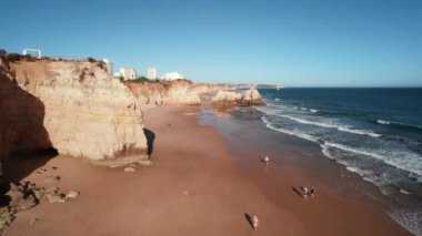 Algarve Lagos Portekiz 'deki Cliff, Sea ve Beach' in havadan görünüşü